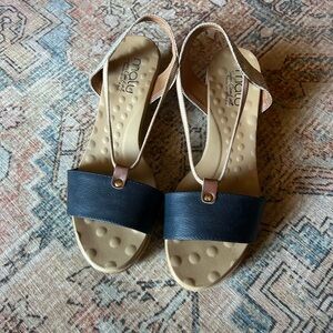 Malu Brazilian Black and Tan Women's Wedge Sandals Size 9
